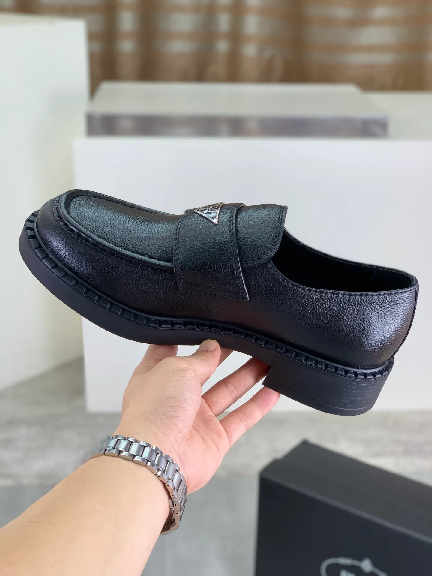 Factory price P800 💰Original quality, top version🔱 ＰＲＡＤＡPrada. Men's business casual leather shoes, top quality cow leather. 1:1 shipment ⬆️Luxurious and noble, all made of imported original first-layer fine suede cowhide, just to create a more comfortable wearing experience. Upper: original comfortable open-edge bead-rubbed calfskin ➕Top imported water-dyed full cow lining, original high-end lightweight and comfortable TPU combination bottom ✔️Code number: 39-44 (38 45 Can be customized)